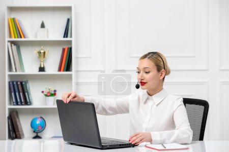 Téléchargez les photos : Service à la clientèle jolie chemise de bureau blonde avec casque et ordinateur portable de fermeture - en image libre de droit