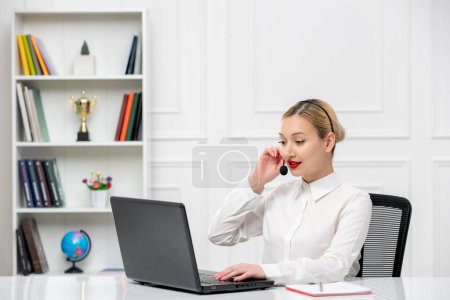 Téléchargez les photos : Service à la clientèle jolie chemise de bureau blonde fille avec casque et ordinateur parler et travailler - en image libre de droit