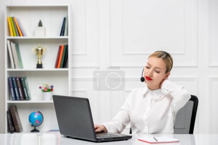 Foto de Servicio al cliente linda chica rubia camisa de oficina con auriculares y computadora mecanografía - Imagen libre de derechos