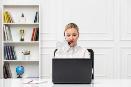 Téléchargez les photos : Service clientèle femme mignonne en chemise blanche avec casque et ordinateur de travail - en image libre de droit