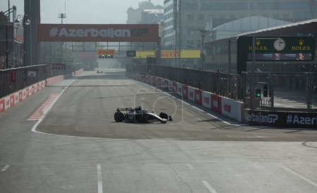 Téléchargez les photos : Bakou, Azerbaïdjan - 28-30 Avril 2023 : Départ de la course au Grand Prix de Formule 1 de Bakou 2023 - en image libre de droit