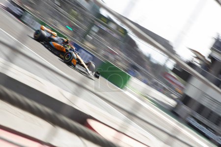 Foto de Bakú, Azerbaiyán - 28 de abril de 2023: Inicio de carrera en el Gran Premio de Fórmula 1 de Bakú 2023 - Imagen libre de derechos