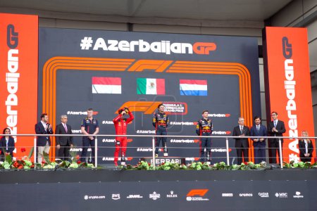 Téléchargez les photos : Bakou, Azerbaïdjan - 28 Avril 2023 : Départ de la course au Grand Prix de Formule 1 de Bakou 2023 - en image libre de droit