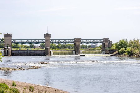 Téléchargez les photos : Eau coulant dans le barrage de Borgharen et le complexe d'écluse, ouvrages hydrauliques pour réguler la rivière Maas, tours à piliers en béton, portes en acier au milieu et pont en acier en marche sur le dessus, Limbourg méridional aux Pays-Bas - en image libre de droit