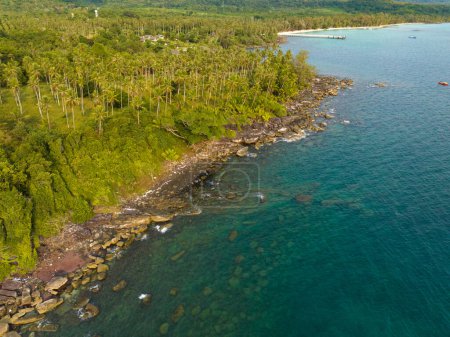 Téléchargez les photos : Vue aérienne par drone d'une belle plage avec de l'eau de mer turquoise et des palmiers du golfe de Thaïlande. Île de Kood, Thaïlande. - en image libre de droit