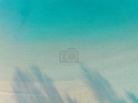 Téléchargez les photos : Vue aérienne par drone d'une belle plage avec de l'eau de mer turquoise du golfe de Thaïlande. Île de Kood, Thaïlande. - en image libre de droit
