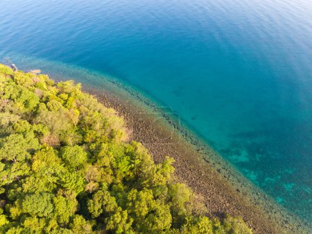 Téléchargez les photos : Vue aérienne par drone d'une belle plage avec de l'eau de mer turquoise et des arbres du golfe de Thaïlande. Île de Kood, Thaïlande. - en image libre de droit