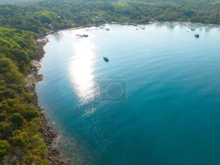 Téléchargez les photos : Vue aérienne par drone d'une belle plage avec de l'eau de mer turquoise et des arbres du golfe de Thaïlande. Île de Kood, Thaïlande. - en image libre de droit