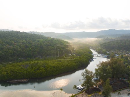 Téléchargez les photos : Vue aérienne de drone de beau canal avec jungle d'arbres du golfe de Thaïlande. Île de Kood, Thaïlande. - en image libre de droit