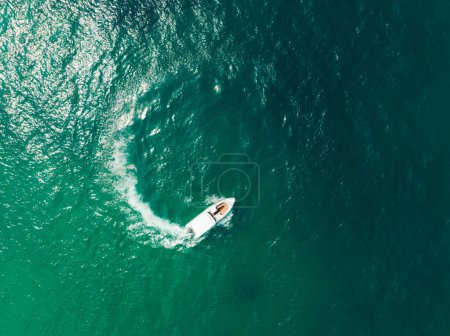 Téléchargez les photos : Vue Aérienne du Bateau de Vitesse dans la Mer Aquatique faisant un cercle, Vue Drone. - en image libre de droit