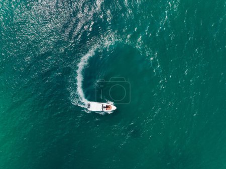 Téléchargez les photos : Vue Aérienne du Bateau de Vitesse dans la Mer Aquatique faisant un cercle, Vue Drone. - en image libre de droit