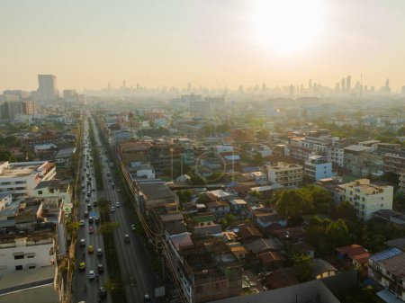 Téléchargez les photos : Vue Aérienne du centre-ville de Bangkok, Voitures sur la route et les bâtiments, Thaïlande. - en image libre de droit