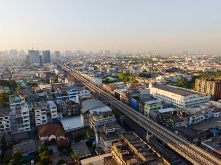 Téléchargez les photos : Vue aérienne du centre-ville de Bangkok, Sky train, Voitures sur la route et les bâtiments, Thaïlande. - en image libre de droit