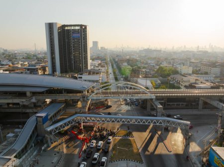 Téléchargez les photos : Vue Aérienne du centre-ville de Bangkok, Sky Gare, Voitures sur la route et les bâtiments, Thaïlande. - en image libre de droit