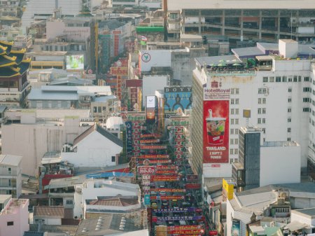 Téléchargez les photos : Une vue aérienne de la route Yaowarat ou Chinatown, l'attraction touristique la plus célèbre de Bangkok, Thaïlande. - en image libre de droit