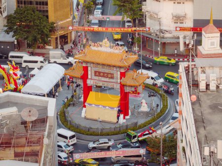 Téléchargez les photos : Vue aérienne de la Porte Chinatown ou du Cercle Odéon, l'attraction touristique la plus célèbre de Bangkok, Thaïlande. - en image libre de droit