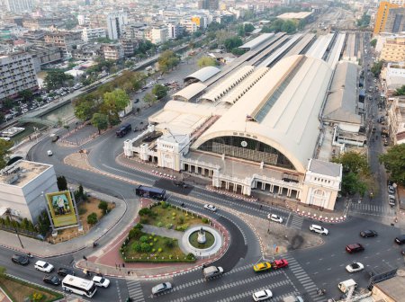Téléchargez les photos : Une vue aérienne de la gare de Hua Lamphong, L'ancien terminal central de passagers à Bangkok, Thaïlande. - en image libre de droit