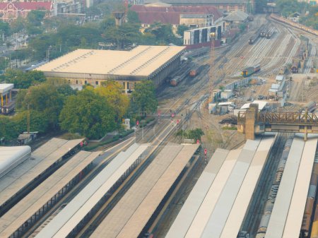 Téléchargez les photos : Une vue aérienne de la gare au centre de la ville. - en image libre de droit