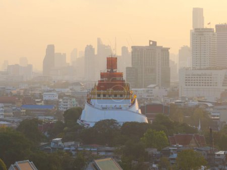 Téléchargez les photos : An aerial view of the Golden Mount stands prominently at Saket Temple, The most famous tourist attraction in Bangkok, Thailand. - en image libre de droit