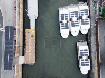 Téléchargez les photos : Une vue aérienne des navettes solaires stationnées au port solaire. - en image libre de droit