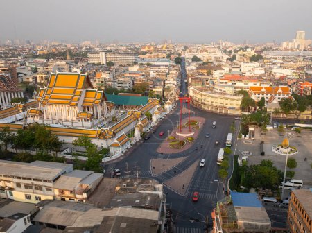 Téléchargez les photos : Une vue aérienne de Red Giant Swing et Suthat Thepwararam Temple au lever du soleil scène, L'attraction touristique la plus célèbre à Bangkok, Thaïlande. - en image libre de droit