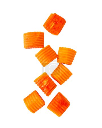 Téléchargez les photos : Tranche de papaye tombante isolée sur fond blanc avec chemin de coupe. - en image libre de droit