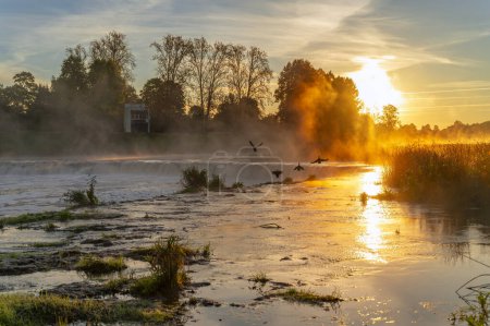 Téléchargez les photos : Lever du soleil sur la plus large cascade d'Europe-Ventas Rumba à Kuldiga, Lettonie, au lever du soleil en automne - en image libre de droit