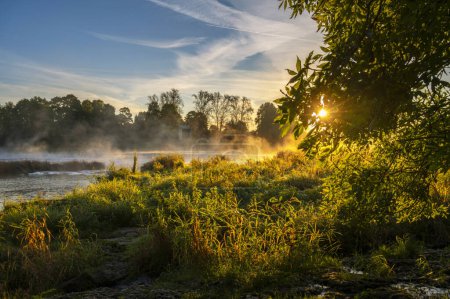 Téléchargez les photos : Lever du soleil sur la plus large cascade d'Europe-Ventas Rumba à Kuldiga, Lettonie, au lever du soleil en automne - en image libre de droit
