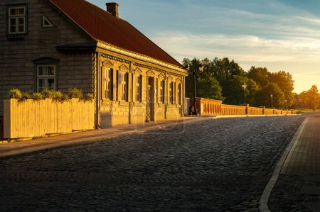 Téléchargez les photos : Beau parc et bâtiments à côté de la plus large cascade d'Europe-Ventas Rumba à Kuldiga, Lettonie, au lever du soleil en automne - en image libre de droit