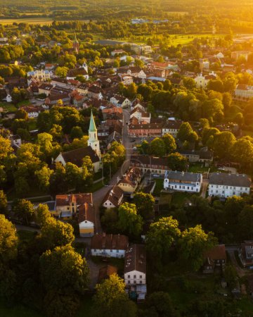 Téléchargez les photos : Vue aérienne de la ville de Kuldiga, Vieille ville pendant le coucher du soleil. Kuldiga fait partie du patrimoine mondial de l'UNESCO. - en image libre de droit