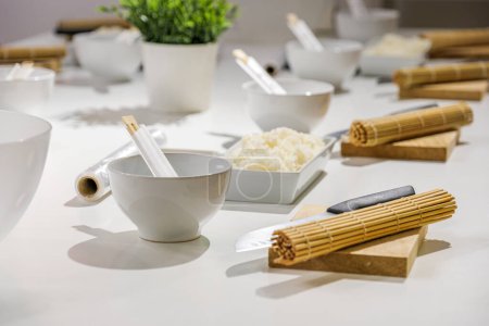 Téléchargez les photos : Peu d'ensembles pour faire des sushis au cours de cuisine de maître. Concept d'éducation et de divertissement - en image libre de droit