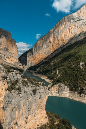 Beau paysage de gorge avec rivière turquoise et forêt. Congost de Mont Rebei, Catalogne, Espagne