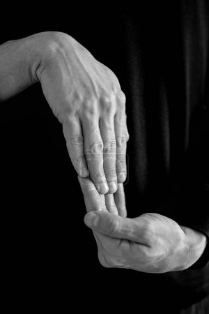 Deux mains jointes dans un geste ambigu qui pourrait indiquer une pensée profonde ou un stress