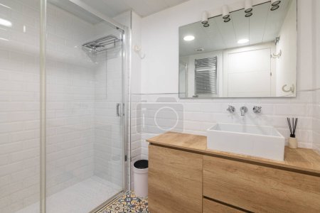 Modernes Badezimmer-Design mit Glasdusche, hölzernen Waschtischen und weißen Fliesen.