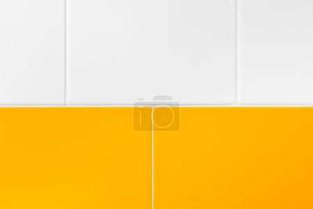 Nahaufnahme weißer und gelber Keramikfliesen von einfacher Textur für Wände in Küche, Bad oder Toilette
