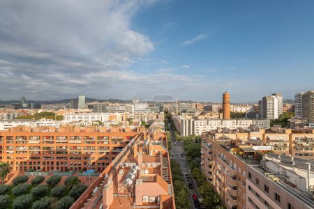 Ein Blick auf das Gebiet von Poblenou, einem alten Industriegebiet, das in ein neues modernes Viertel mit Bäumen und Parks in der Küstenzone von Barcelona, Spanien, umgewandelt wurde