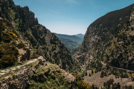 Vall de Nuria ist eine Hochgebirgswelt mit Granitklippen, die mit grünem Moos bedeckt sind, und felsigen Gipfeln. Wanderwege für Liebhaber von Wandern, Tierwelt und reiner Bergluft