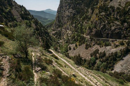 Panoramablick auf eine Bergschlucht im Naturschutzgebiet Vall de Nuria in Spanien, mit Wanderwegen in den Bergen. Ein Ort, wo man sich von der Hektik der Stadt entspannen kann