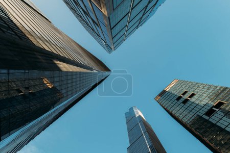 Rascacielos se elevan hacia el cielo, formando un cañón artificial en Nueva York.