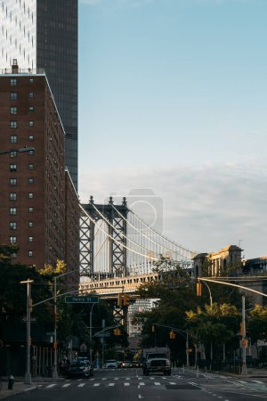 Una vista del puente de Manhattan que se extiende sobre una escena callejera de Nueva York.
