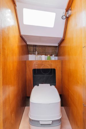 Gemütliches Badezimmer in kleiner Jacht mit Holzwänden. Kompakte stilvolle moderne durchdachte Yacht. Konzept komfortabler Bedingungen auf Reisen..