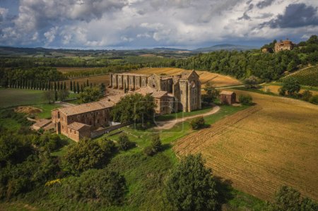 Téléchargez les photos : Vue aérienne de l'abbaye de San Galgano : est situé à environ 25 miles de Sienne, dans le sud de la Toscane, Italie, région de Sienne - Septembre, 2022 - en image libre de droit