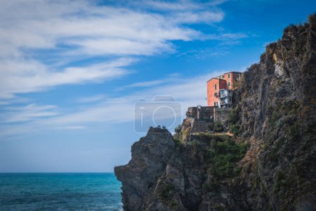 Foto de Pintoresca vista de coloridas casas en las rocas en Manarola pueblo de pescadores en Cinco tierras, Parque Nacional Cinque Terre, Liguria, Italia. Septiembre de 2022 - Imagen libre de derechos
