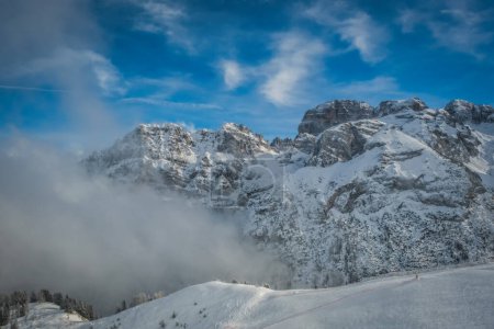 Téléchargez les photos : Une belle vue sur les Dolomites de Brenta avec des nuages fantastiques et les Alpes Madonna di Campiglio, Pinzolo, Italie. Janvier 2023 - en image libre de droit