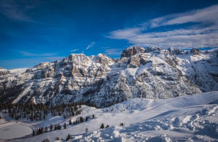 Berühmte italienische Alpen Brenta-Dolomiten, Schnee auf den Hängen der Alpen Madonna di Campiglio, Pinzolo, Italien. Skigebiete in Italien. Januar 2023