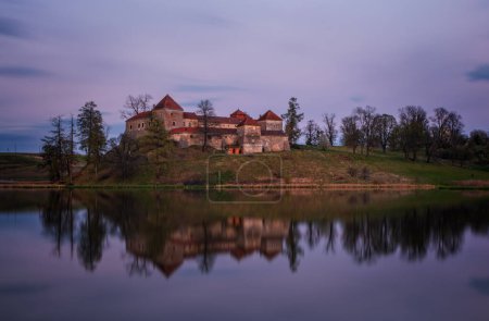 Foto de Antiguo castillo de Svirzh al atardecer en abril de 2020. Pueblo de Svirzh, región de Lviv. - Imagen libre de derechos