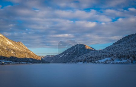 Téléchargez les photos : Weissensee, Carinthie, Autriche - Janvier 2022 : Lac gelé Weissensee par temps froid en hiver - en image libre de droit