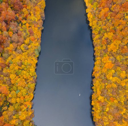 Téléchargez les photos : Vue aérienne sur le lac Barvinok par la rivière Barvinok à Novyi Rozdol New Rozdol. District de Lviv, ouest de l'Ukraine. Novembre 2020 - en image libre de droit