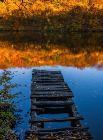 Téléchargez les photos : Long exposure view on Lake Barvinok by the Barvinok river in Novyi Rozdol New Rozdol . Lviv district, western Ukraine. November 2020 - en image libre de droit