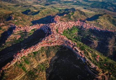 Luftaufnahme einer schönen italienischen Bergstadt Centuripe, Sizilien, Italien, Europa. Juni 2023